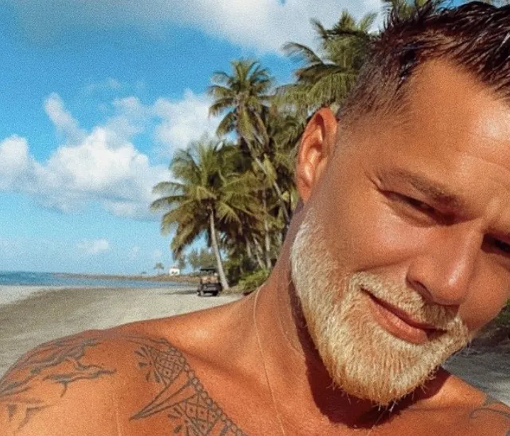 ricky martin con barba teñida